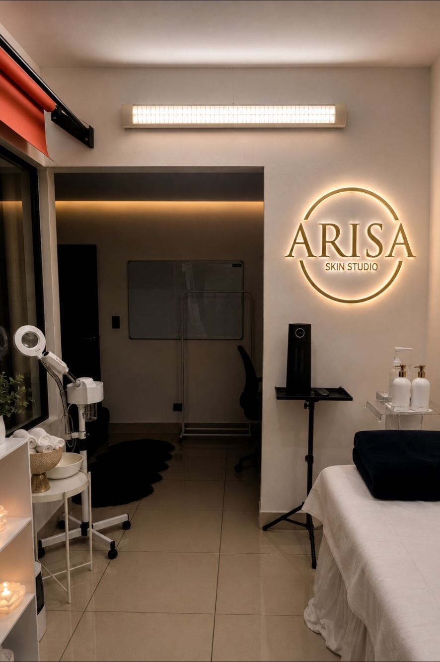 Interior del estudio Arisa Skin Studio en Costa Rica
